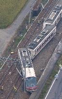 (2)1 dead, 23 hurt in train-car crash in Aichi